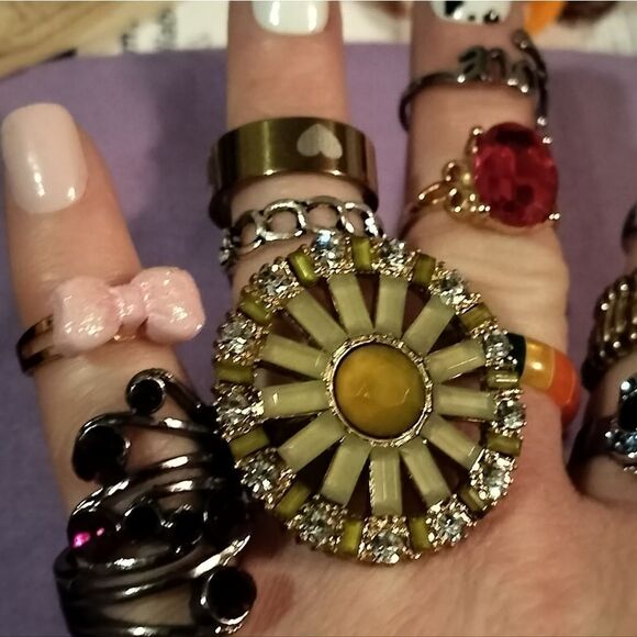 Lot or bundle of 18 different unique statement rings, all in excellent condition - Picture 12 of 16